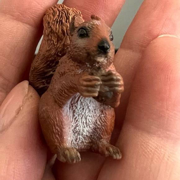 Schleich RED SQUIRREL w/NUT Acorn Sitting Retired Animal Figure 2002 - Picture 2 of 6